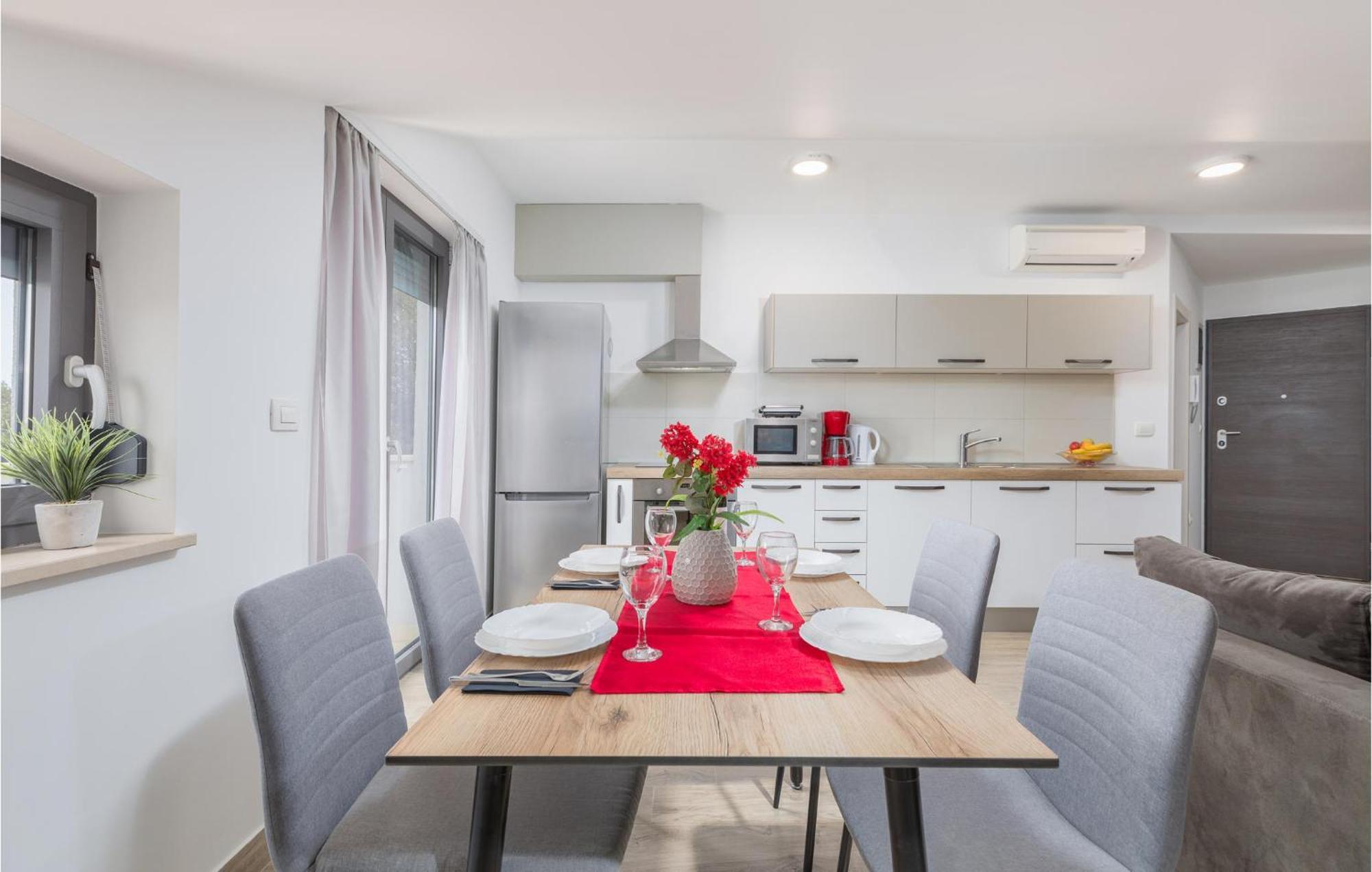 Stunning Apartment In Pjescana Uvala With Wifi Εξωτερικό φωτογραφία